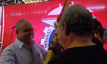 Jorge Pérez, director of the company, receives the National Vanguard flag from Luis Antonio Torres Inibar