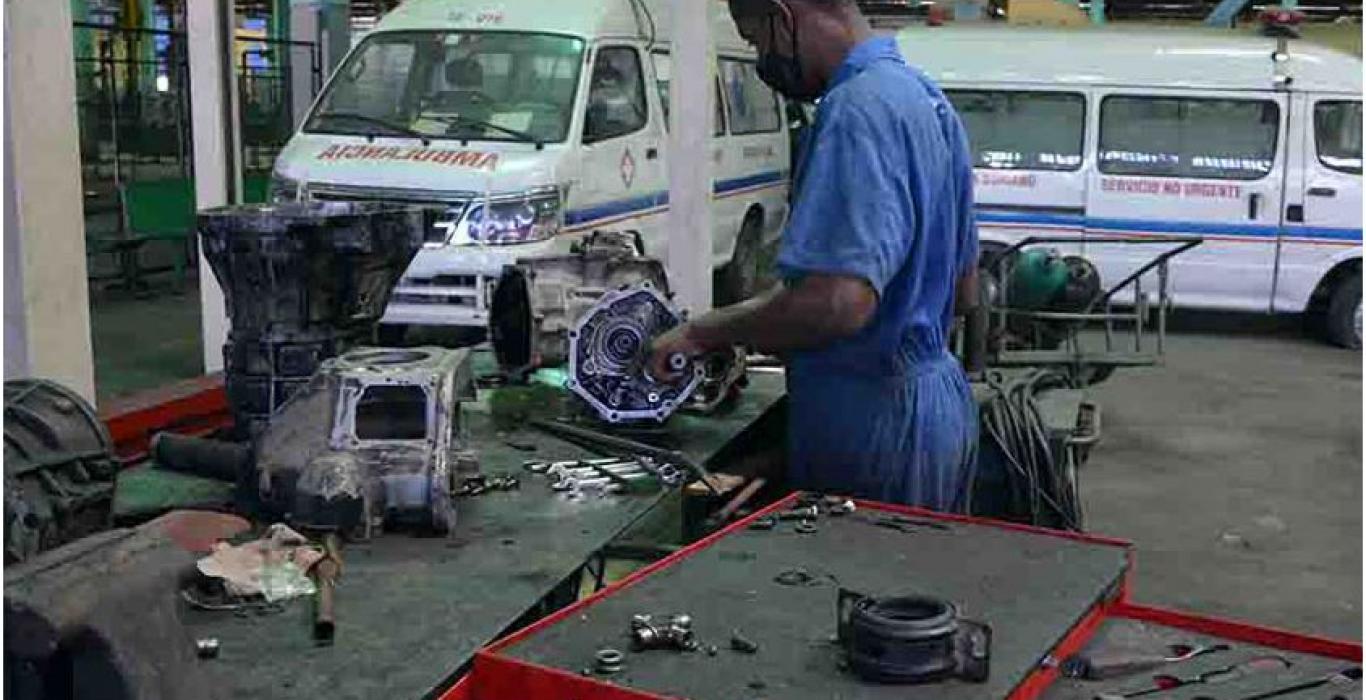 Reparación de ambulancias en ueb Eisa Santiago en apoyo al enfrentamiento a la Covid-19