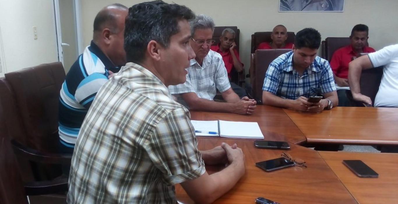 Intercambio entre directivos de Acinox las Tunas y de la Universidad Central de Las Villas. Foto: Tiempo21.cu