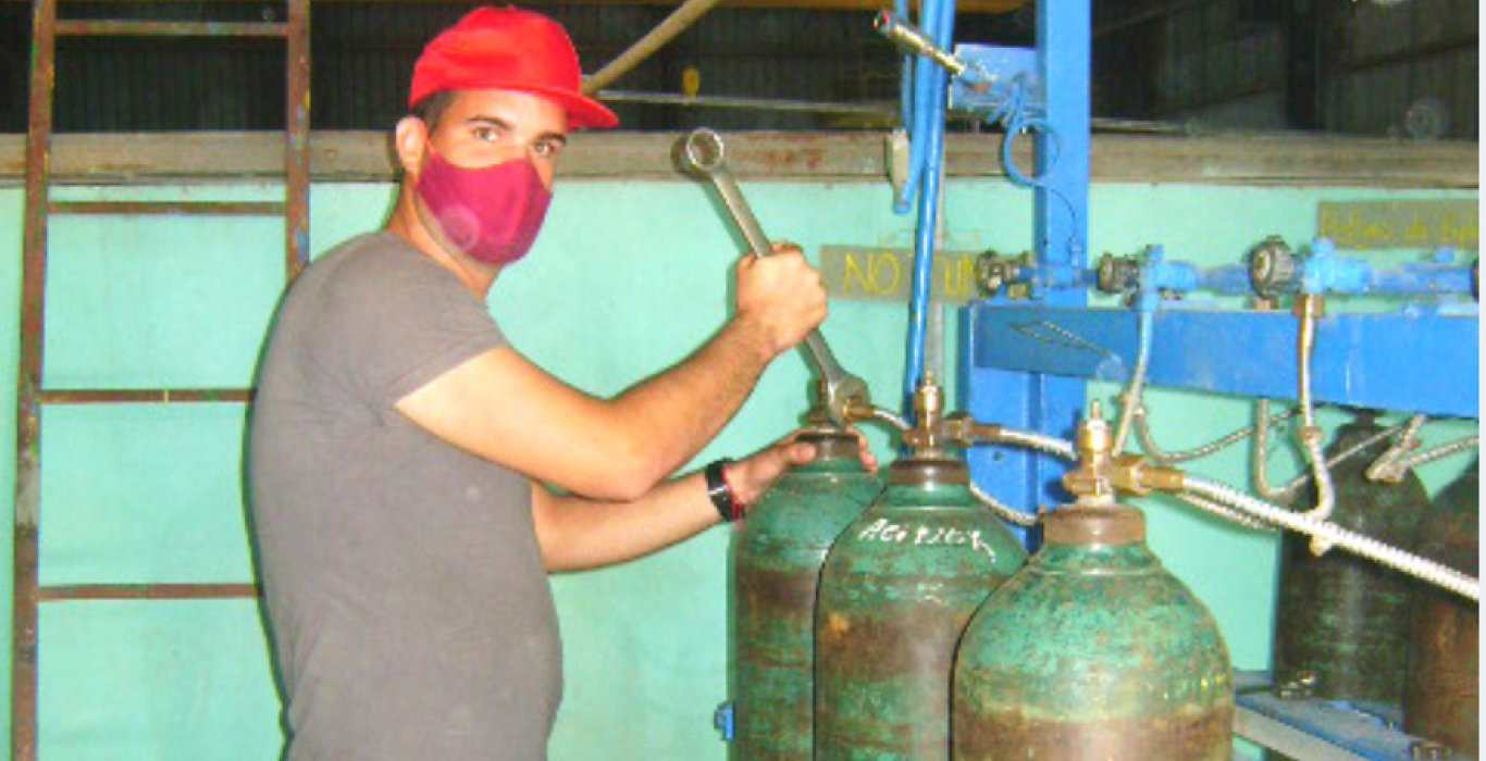 Joven de Acinox Las Tunas