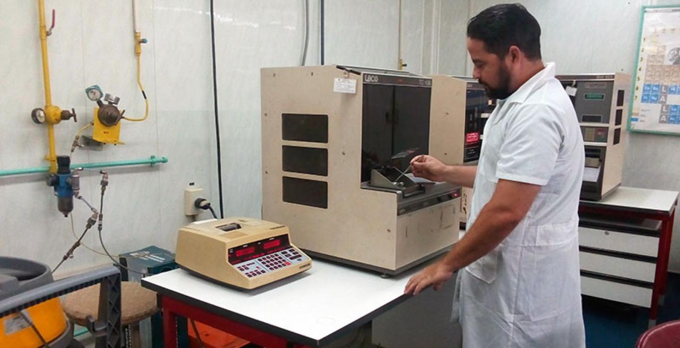 Alexis Hernández Tejeda, ensures that the mixture is in its proper measure. Alexis Hernández Tejeda, ensures that the mixture is in its proper measure.