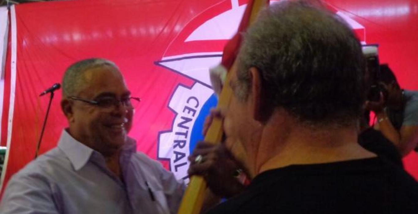 Jorge Pérez, director of the company, receives the National Vanguard flag from Luis Antonio Torres Inibar