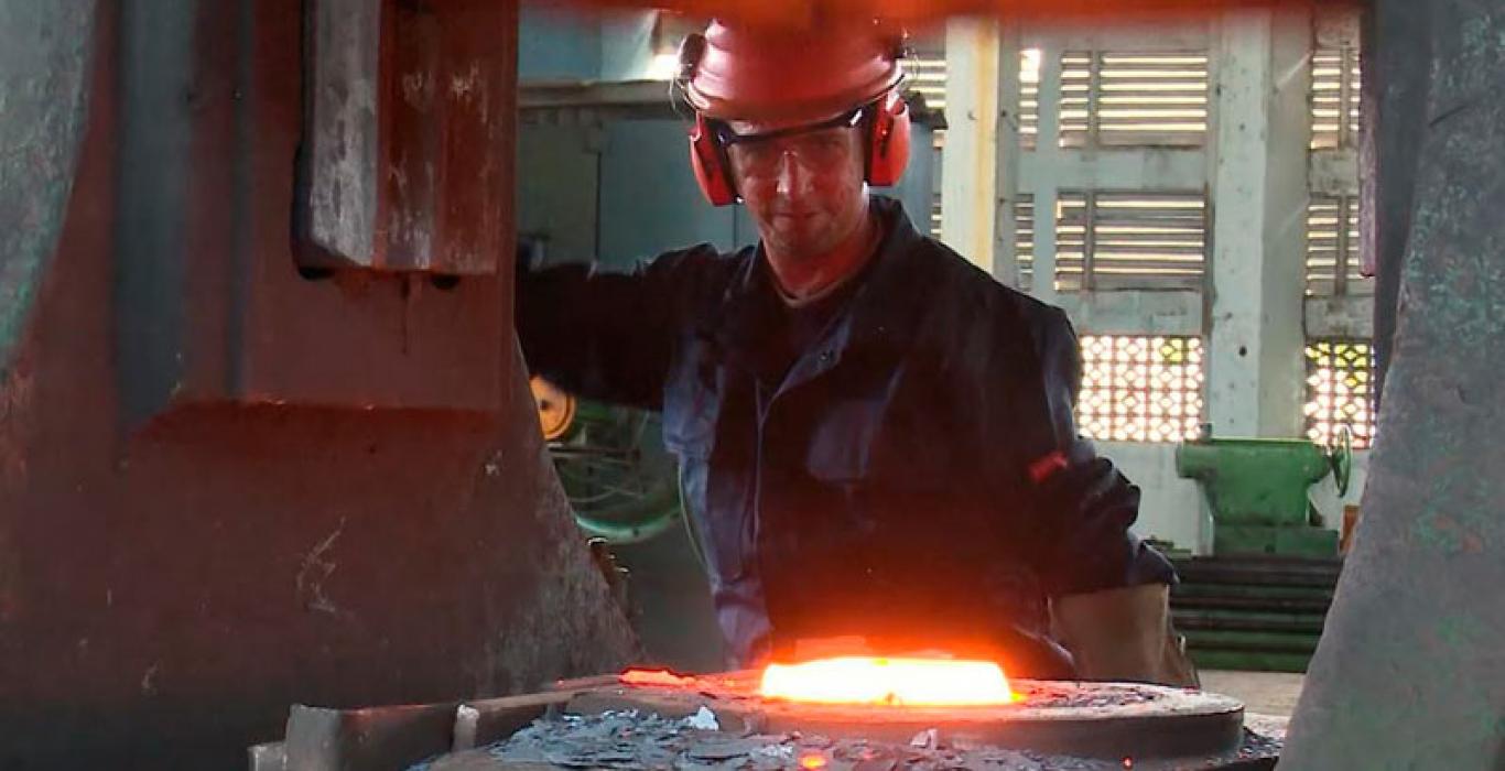 Trabajador en uno de los talleres de Holmeca