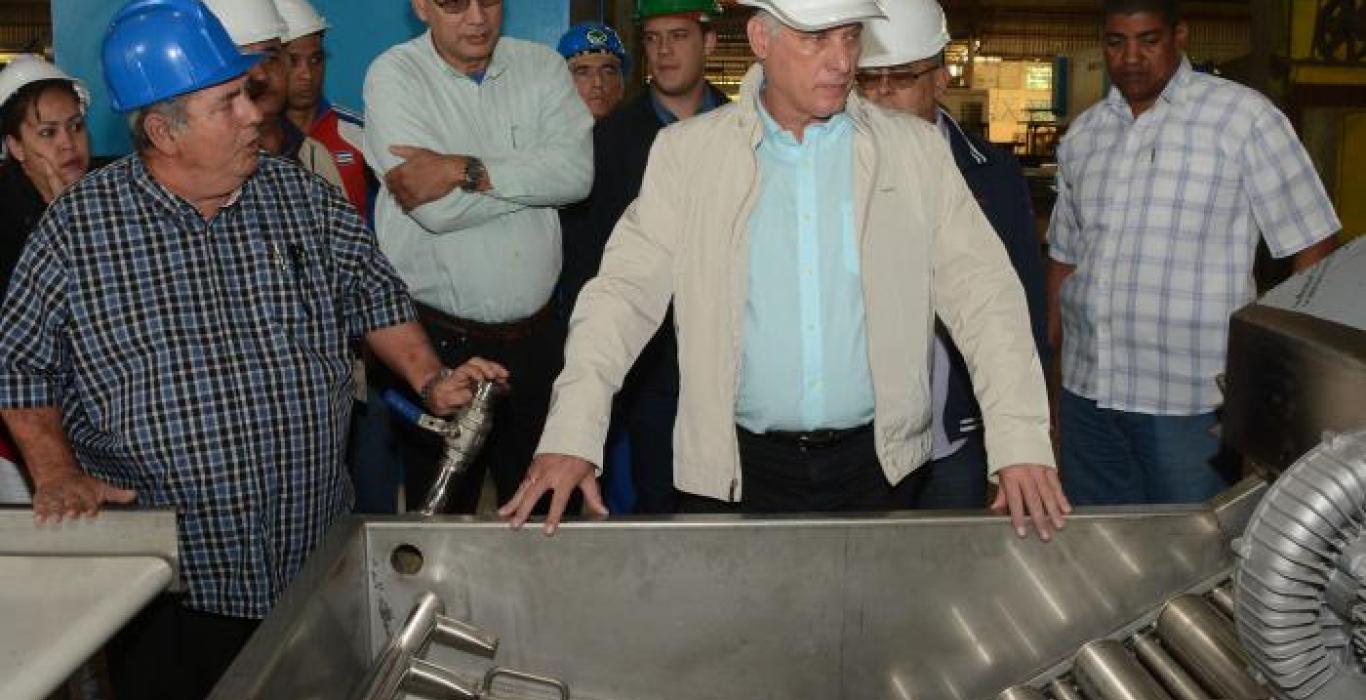 President Díaz-Canel toured the facilities of the Metal-Mechanics VARONA company. Photo: Revolution Studies President Díaz-Canel toured the facilities of the Metal-Mechanics VARONA company. Photo: Revolution Studies